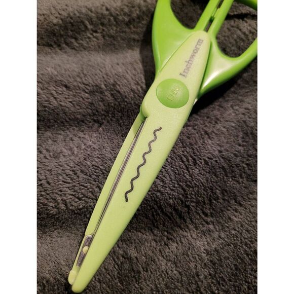 Inchworm Paper Edger Scissors - Picture 2 of 4